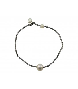 One freshwater pearl bracelet